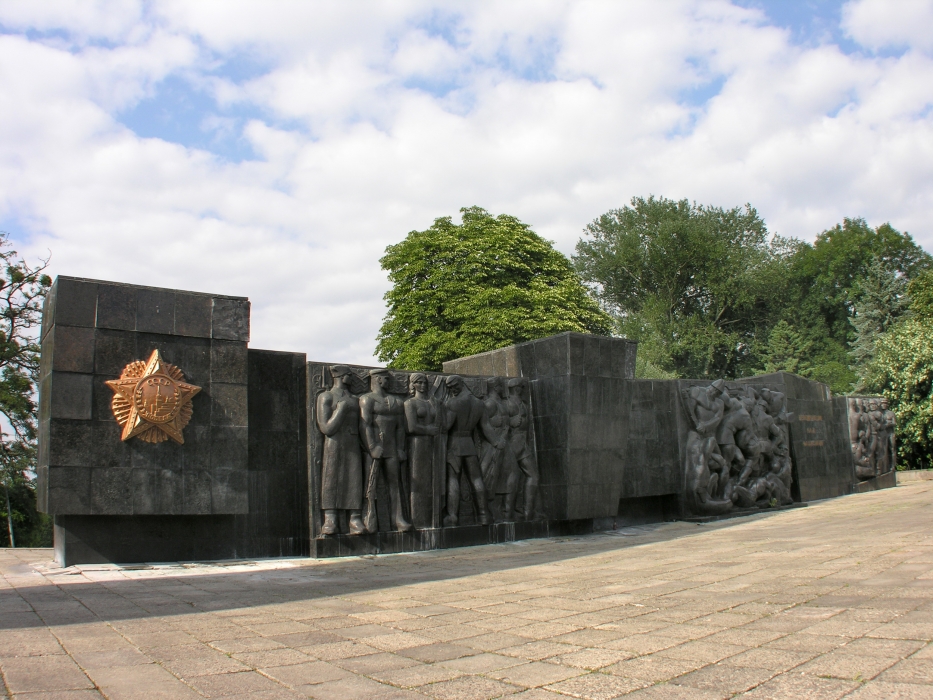 Монумент Славы Советской Армии во Львове. Фрагмент. 1968—1970 гг.  Стела 30 м, группа 5 м, рельефы 4X6 м 