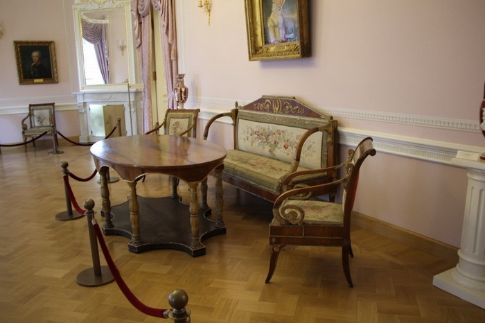 Мебель по проекту Росси в Тверском путевом дворце
