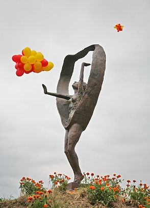 Г. Потоцкий.  «Всепобеждающая жизнь» Бронза, высота 3 м, п. Пешелань (Россия) 2009г. 